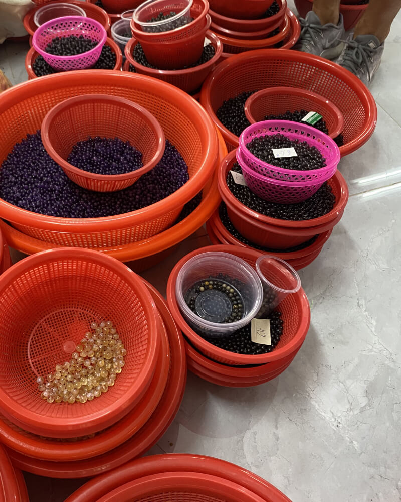 бусины из камня в сортировочном цехе на фабрике Китая